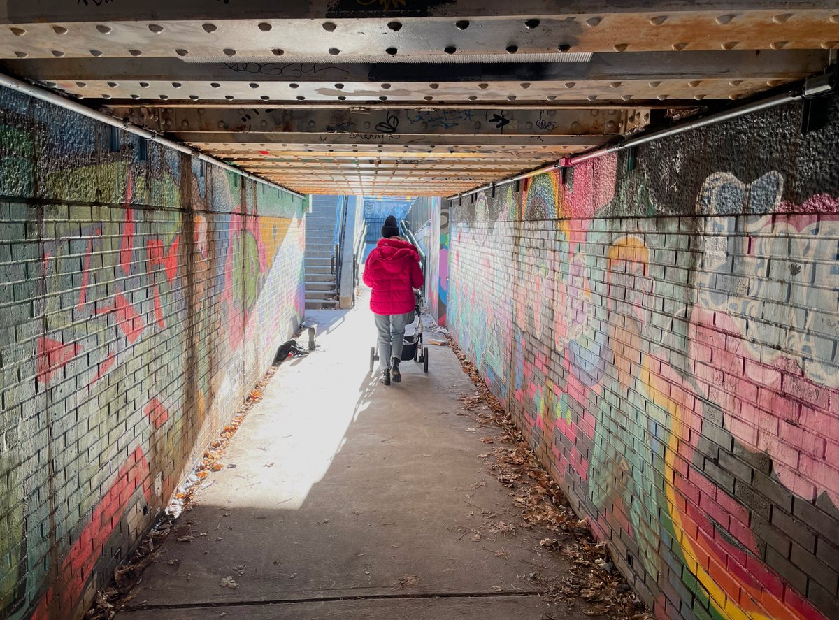 As societies become increasingly divided by socioeconomic fault lines, how do we learn about the lives of others? 

My new #OA paper doi.org/10.1016/j.rssm… asks how adolescents learn about inequality in racially &amp; socioeconomically (non-)diverse contexts

🧵findings below

1/12