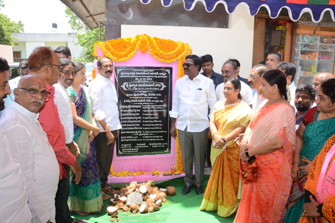 BvkSuda's tweet photo. Through #SUDA fund's Rs 80.Lakhs in KMC 8,12,13,43 Division's Inaugurated CC Roads by @puvvada_ajay @BvkSuda #Mayor @MC_Khammam Corporaters, Leader's and Officer's were Participated.
@KTRBRS @cdmatelangana @TelanganaCMO https://t.co/5ZBfIpP7ZT