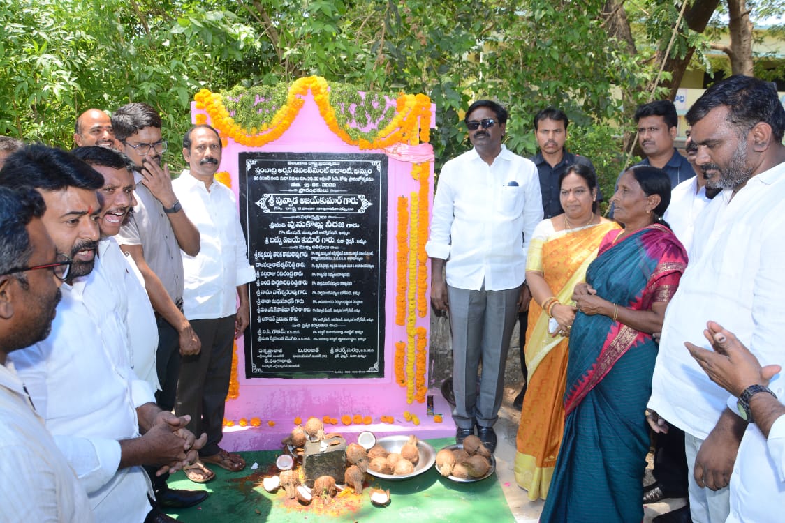 BvkSuda's tweet photo. Through #SUDA fund's Rs 80.Lakhs in KMC 8,12,13,43 Division's Inaugurated CC Roads by @puvvada_ajay @BvkSuda #Mayor @MC_Khammam Corporaters, Leader's and Officer's were Participated.
@KTRBRS @cdmatelangana @TelanganaCMO https://t.co/5ZBfIpP7ZT