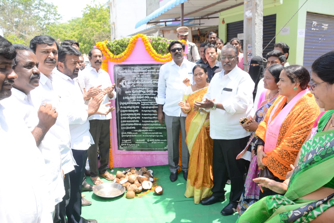 BvkSuda's tweet photo. Through #SUDA fund's Rs 80.Lakhs in KMC 8,12,13,43 Division's Inaugurated CC Roads by @puvvada_ajay @BvkSuda #Mayor @MC_Khammam Corporaters, Leader's and Officer's were Participated.
@KTRBRS @cdmatelangana @TelanganaCMO https://t.co/5ZBfIpP7ZT