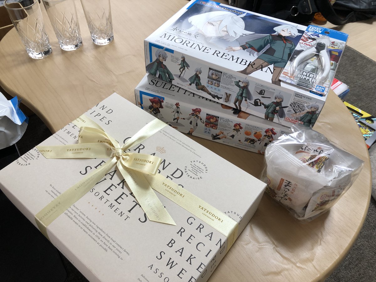 【※ちょっとHな絵あり】しかもそれぞれの単行本にサインまでして頂き…その上お菓子やらプラモやらポケカやらのお土産まで頂いてしまいました。。。その後、ポケカやボードゲーム、スマブラ等で遊び倒し、所謂「優勝」をしました 重ね重ね、ありがとうございます…!!✨