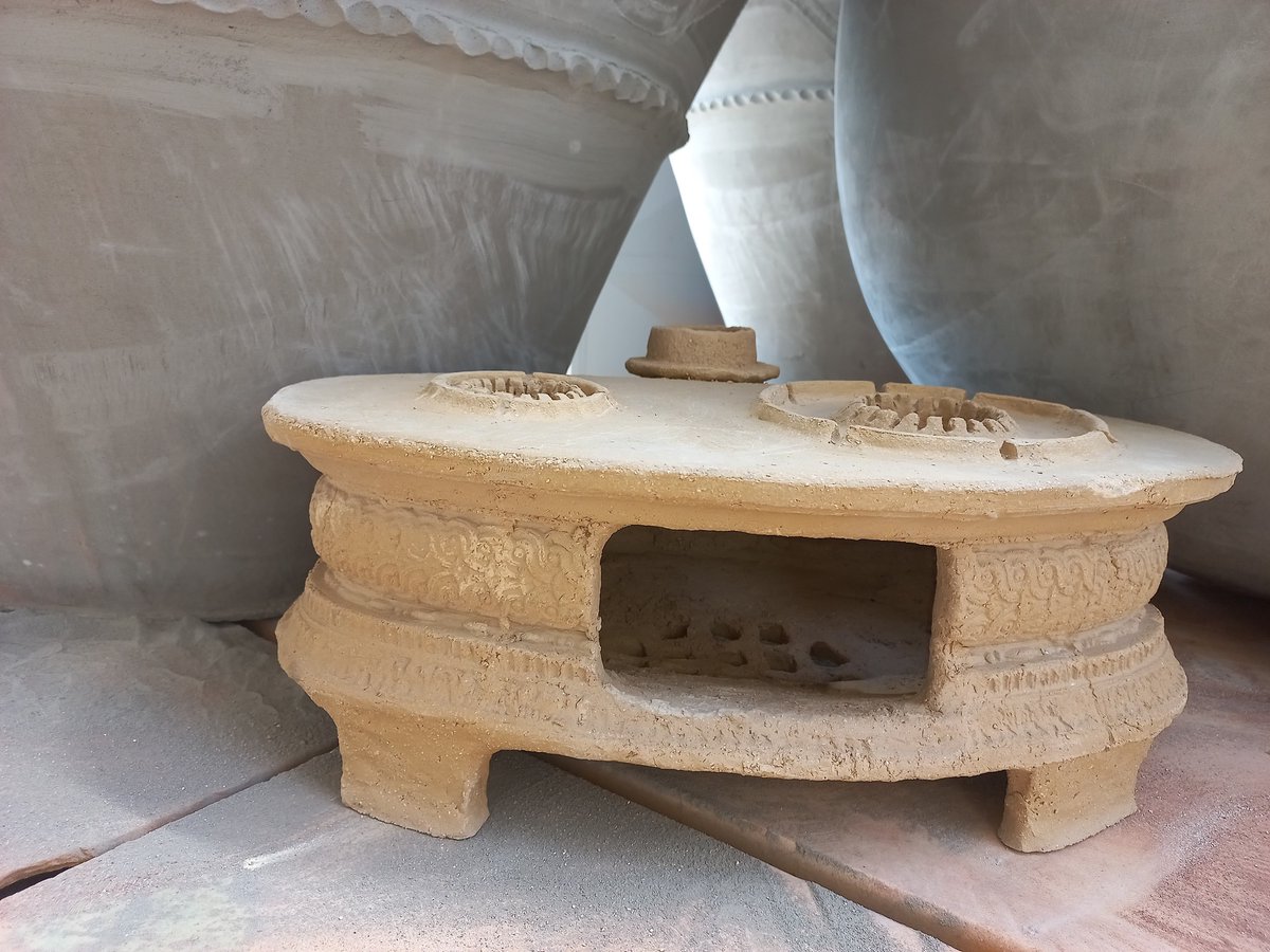 ArtenovaInfo's tweet photo. Tra le giare pronte ad entrare in forno, si è materializzato questo splendore! È un fornello di terracotta realizzato a mano dal nostro artigiano Andrea Barbieri #terracotta #Artenova #handmade #madeinTuscany #clay #crafts #craftsmenship #crafts #amphorae https://t.co/0rYn9UMZHM