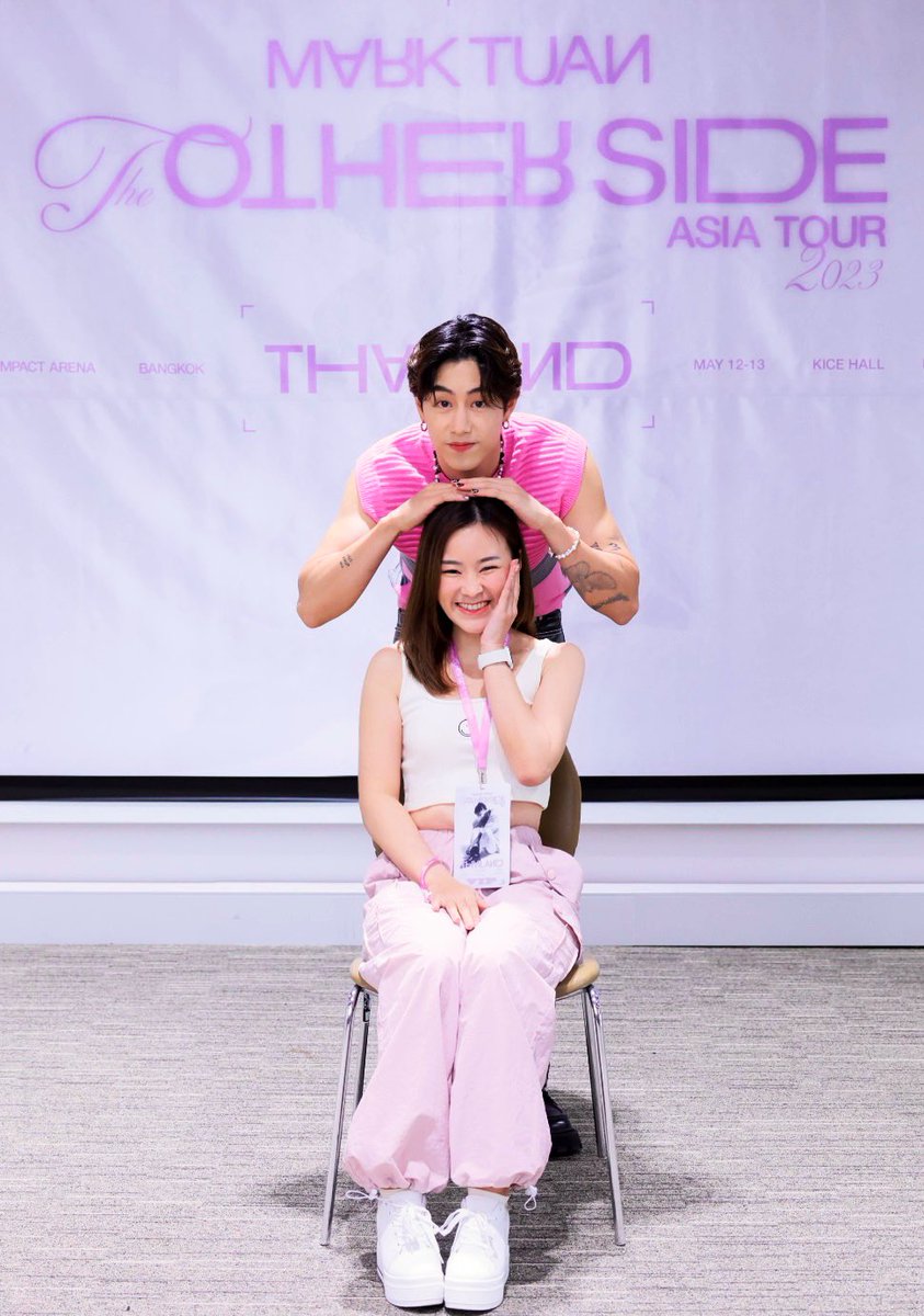 thisemptyspaces's tweet photo. ได้เจอกันอีกแล้วนะ มัวแต่ตื่นเต้นจนลืมหันไปหารอบสุดท้ายเลย อุตส่าท่องมาตั้งหลายรอบว่าจะบอกให้ได้ว่าเราภูมิใจในตัวเทอมากแค่ไหน

สัญญาว่าจะพยายามไปหาให้ได้มากที่สุดเท่าที่จะทำได้… แล้วจะกลับไปพูดประโยคนี้กับเทอให้ได้เลย 

#theothersideasiatour_KKD2 
#marktuan https://t.co/ibFpLRzOrj