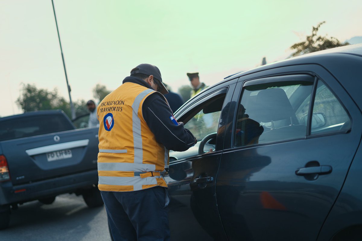 munquintanormal's tweet photo. Estamos fiscalizando vehículos motorizados fuertemente, en zonas de alto flujo vehicular y niveles considerables de concentración de delitos en #QuintaNormal y #Renca
🚘 🏍️ Se llevaron 12 vehículos retirados de circulación y 16 motos en total #QuintaNormalTranquila @karydelfino https://t.co/M8EmfEx7Lu