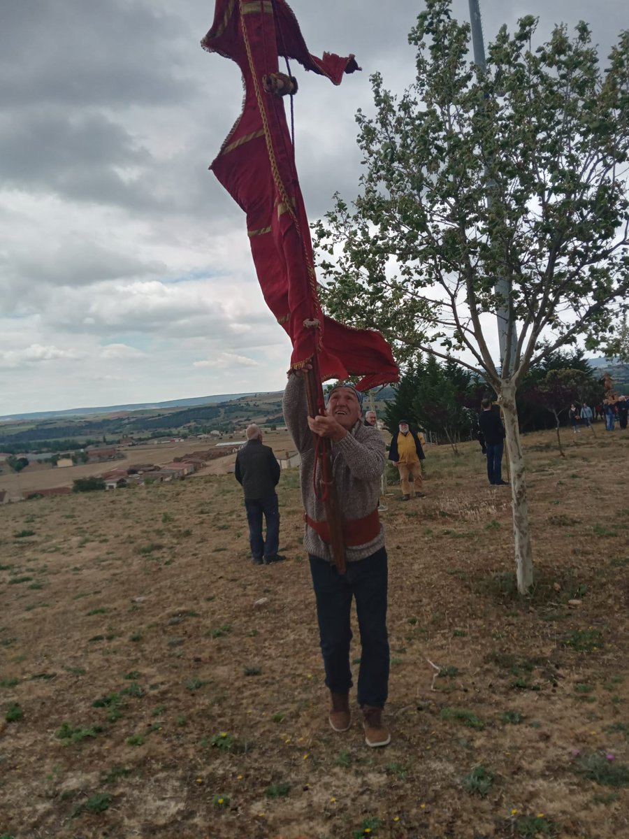Quintanillagua's tweet photo. Hoy 15 de mayo, San Isidro, es fiestas local. Patrón de todos los labradores, a San Isidro se le procesiona hasta la cruz y se hace una bendición de los campos. "San Isidro Labrador, pon el agua y quita el sol".
@adecoar_arlanza
@RutaVinoArlanza @ArlanzaRural @arlanzate https://t.co/PyCILjp38J