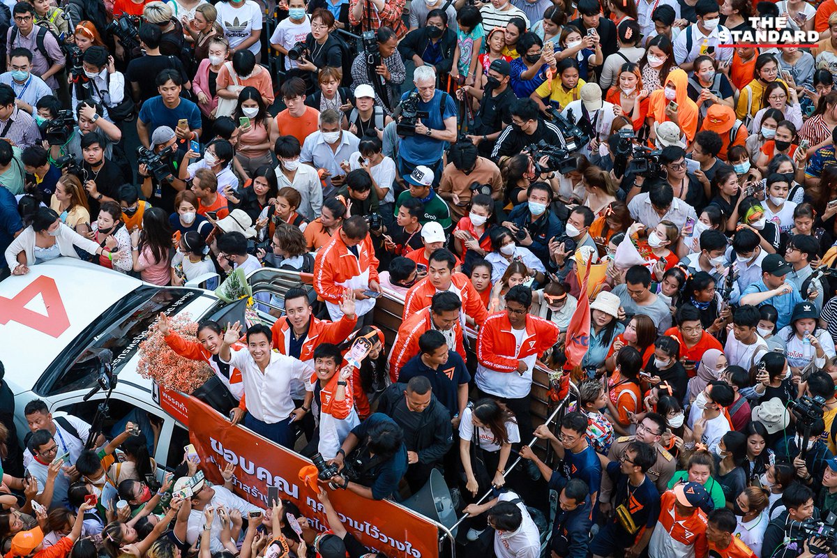 thestandardth's tweet image. #เลือกตั้ง2566 : พิธานำทีมพรรคก้าวไกลขึ้นรถแห่ ขอบคุณประชาชนในกรุงเทพฯ ชั้นใน หลังคว้าชัยชนะเลือกตั้งมาเป็นอันดับ 1

#เลือกตั้ง66 #นายกคนที่30
#EndGameเกมที่แพ้ไม่ได้
#TheStandardNews

ภาพ: ฐานิส สุดโต และ ศวิตา พูลเสถียร