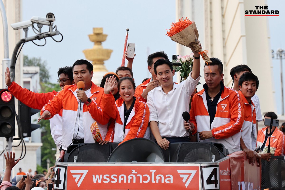 thestandardth's tweet image. #เลือกตั้ง2566 : พิธานำทีมพรรคก้าวไกลขึ้นรถแห่ ขอบคุณประชาชนในกรุงเทพฯ ชั้นใน หลังคว้าชัยชนะเลือกตั้งมาเป็นอันดับ 1

#เลือกตั้ง66 #นายกคนที่30
#EndGameเกมที่แพ้ไม่ได้
#TheStandardNews

ภาพ: ฐานิส สุดโต และ ศวิตา พูลเสถียร