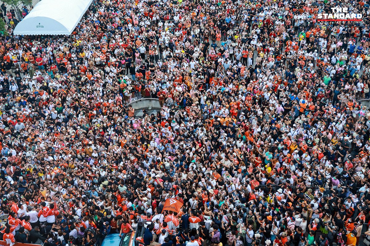 thestandardth's tweet image. #เลือกตั้ง2566 : พิธานำทีมพรรคก้าวไกลขึ้นรถแห่ ขอบคุณประชาชนในกรุงเทพฯ ชั้นใน หลังคว้าชัยชนะเลือกตั้งมาเป็นอันดับ 1

#เลือกตั้ง66 #นายกคนที่30
#EndGameเกมที่แพ้ไม่ได้
#TheStandardNews

ภาพ: ฐานิส สุดโต และ ศวิตา พูลเสถียร