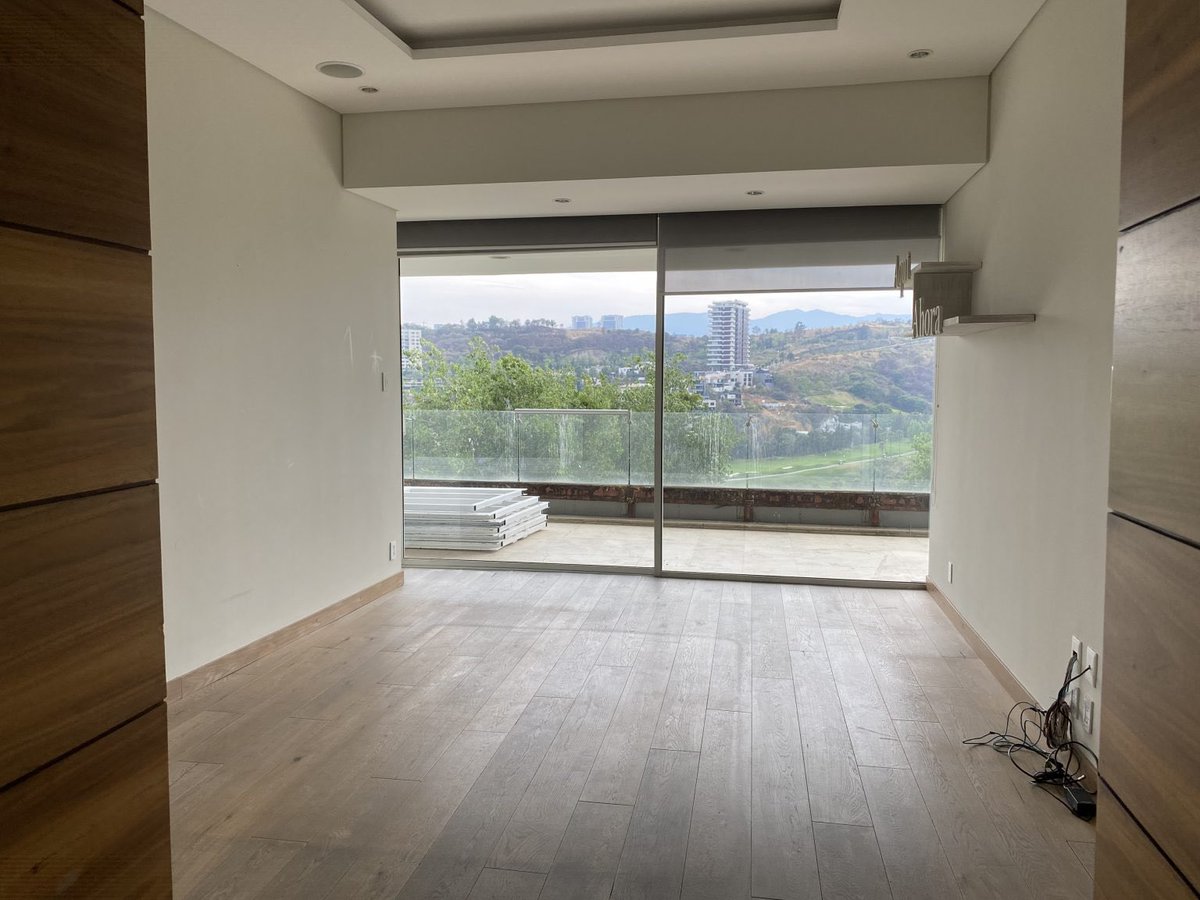 El secretario de la defensa, Luis Crecencio Sandoval, compró un departamento de 30 millones de pesos en zona de súper lujo de CDMX. 

El inmueble fue vendido al secretario por una proveedora que recibió un contrato de 300 millones de pesos. 

Curiosamente el 10% del contrato es