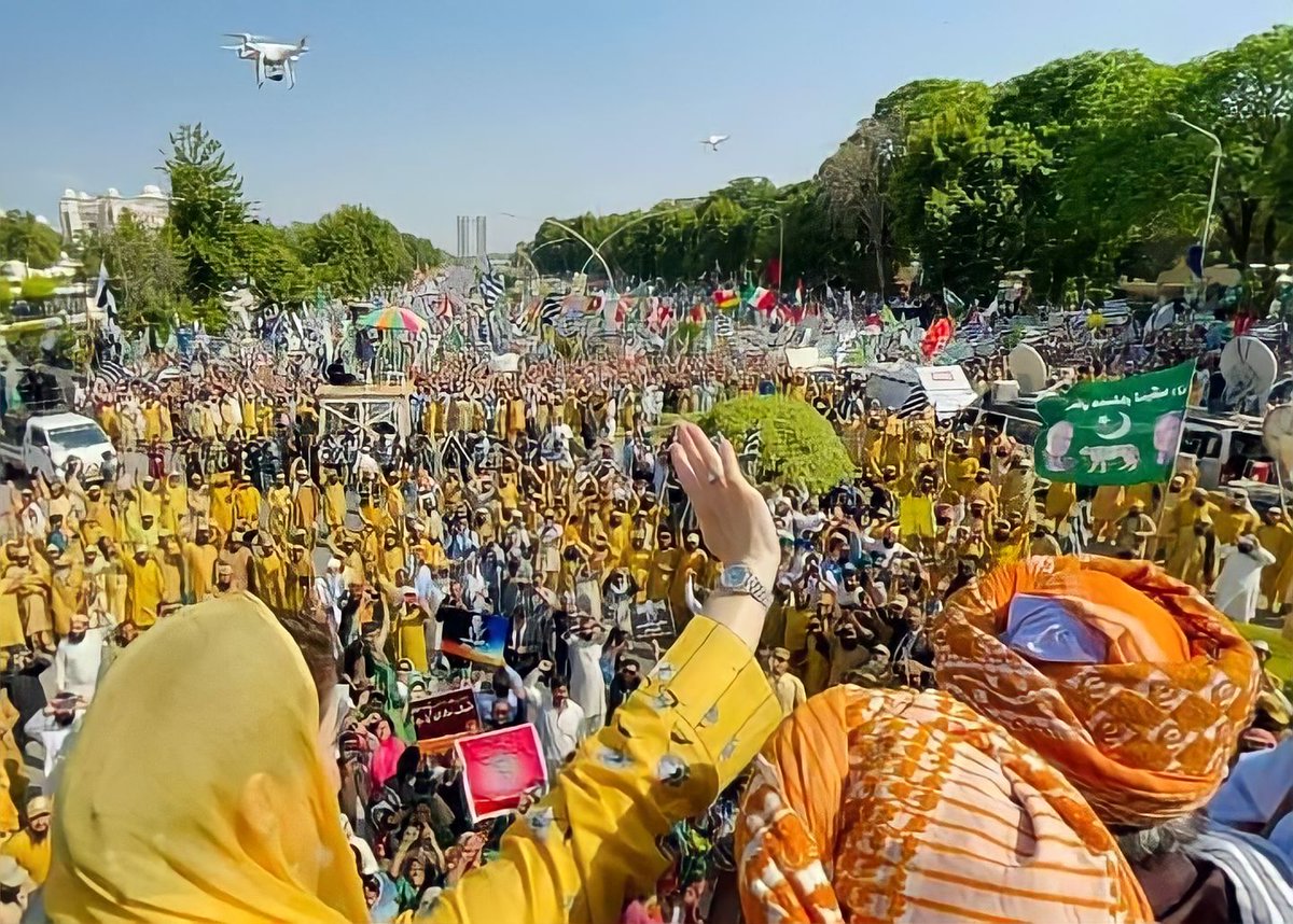 IamIhsanMarwat's tweet photo. یہ تصاویر حواس باختہ صحافیوں اور میڈیا کے نام ! ✌️😘👇

#چلوچلو_سپریم_کورٹ_چلو #عدل_بحال_کرانا_ہے
#مولانا_آرہا_ہے #GetReadyForIslamabad https://t.co/mQkCKasjcw