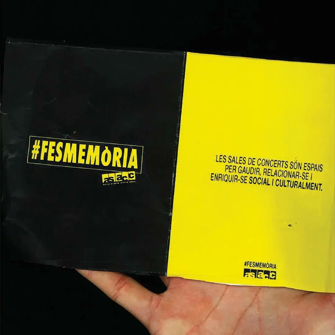 AsaccConcerts's tweet photo. Qui no recorda la primera nit en un club, el primer concert o aquell petó apassionat en una discoteca? Qui no ha descobert un grup increïble de manera fortuïta i s'ha convertit en el seu favorit?

Volem conèixer les vostres hist��ries!  Compartiu-les amb el hashtag #FesMemòria https://t.co/eR424f0aDy
