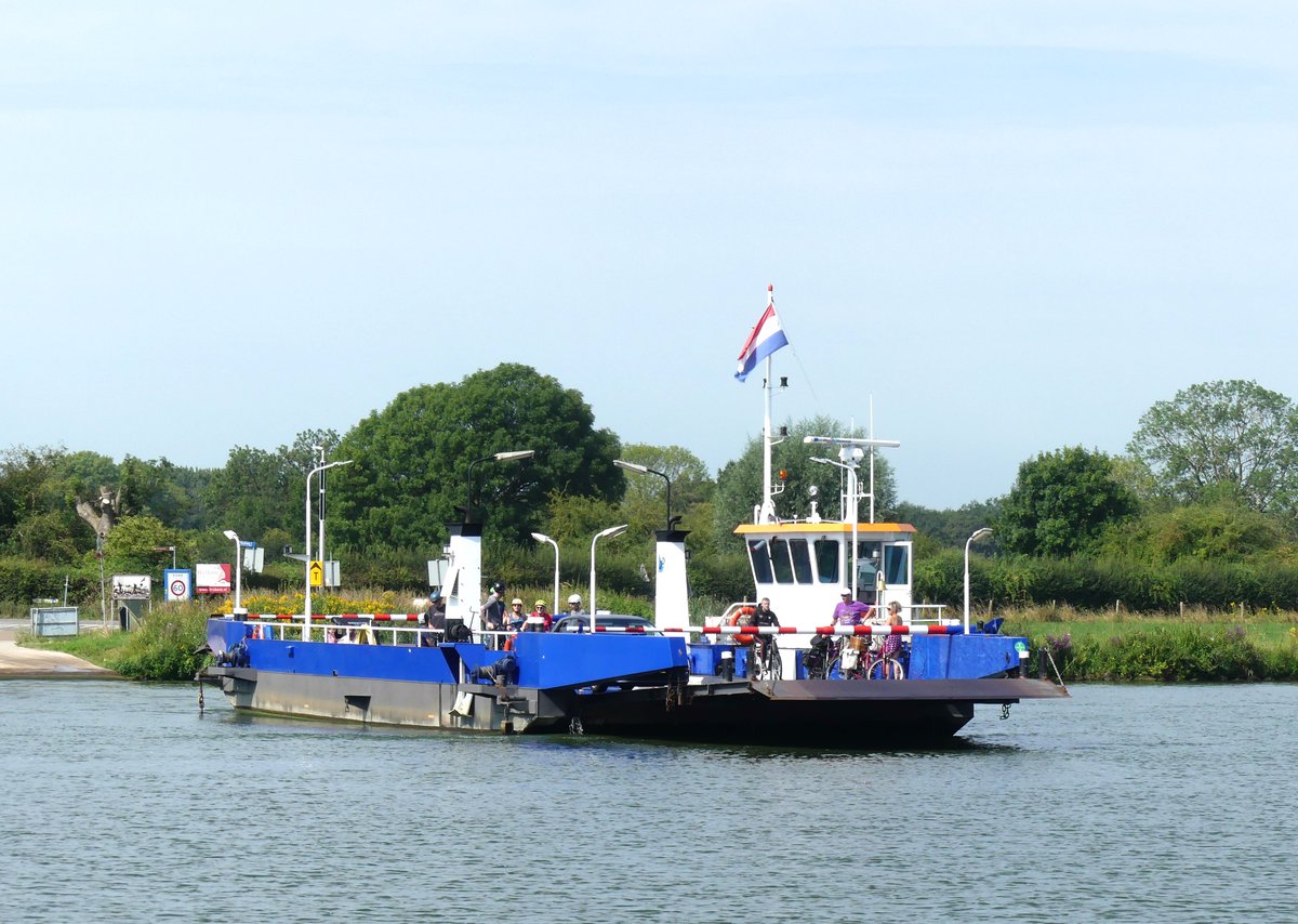 binnenvaart's tweet photo. Pierre II , 35,29 x 11,77 x 2,09 , Bouwjaar 1992 , Werf Grave BV in Grave ( Nederland ) , 2 x 140 pk DAF , eigenaar J.H.M.G. Denissen in Afferden , 02320701

Foto’s gemaakt op 04-08-2022 in Afferden.

https://t.co/YfkFREA7HJ https://t.co/5N6UCQa10B