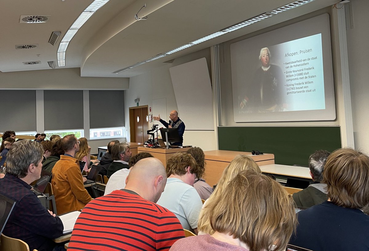 AlexiaCouss's tweet photo. Laatste college professor @LDuerloo 💐👏

@UAntwerpenFLW @UrbanhistoryUA @uantwerppohis https://t.co/ySgbN7GJ6g