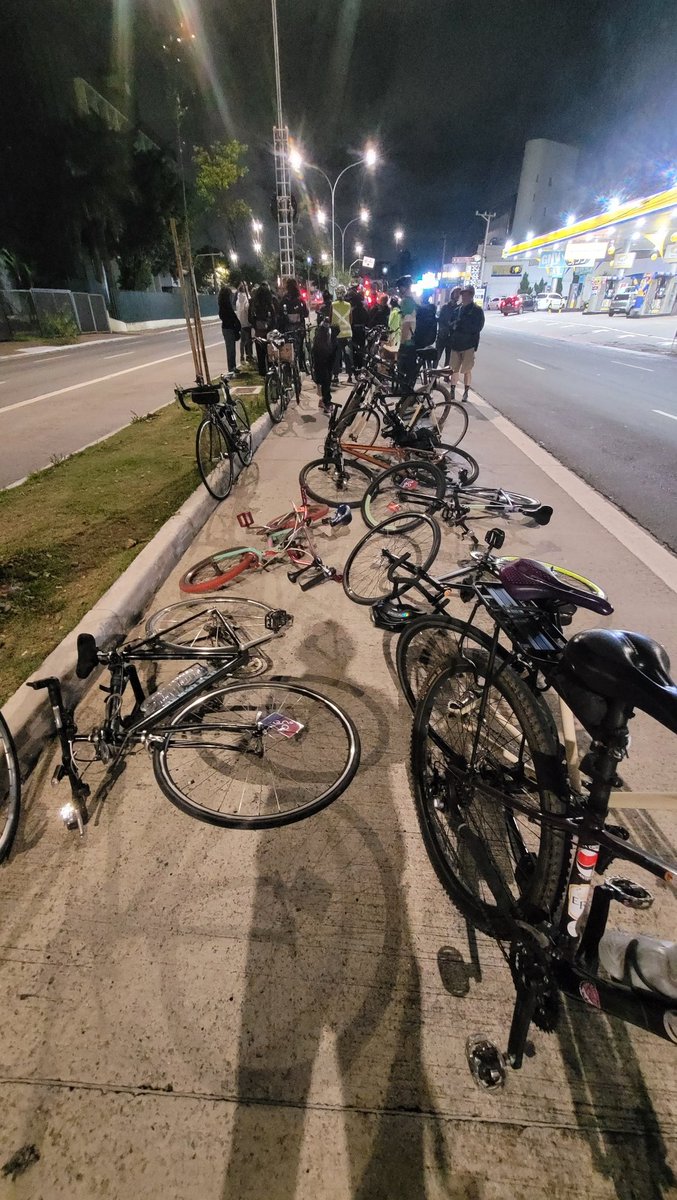 CicloCentro_SP's tweet photo. CicloCentro_SP participou c/coletivos e ciclistas da instalação de Bike Memorial p/Wallace Santana, cicloentregador atropelado e morto na Marques de São Vicente em final de Abril
O estado de SP mata qse 1 ciclista/dia. 
Parabéns #AceleraSP de @jdoriajr
 https://t.co/TlGweAMPuI https://t.co/DJnE9wLT0I