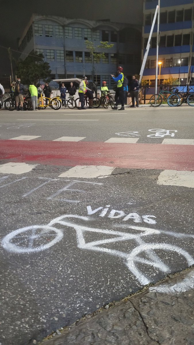 CicloCentro_SP's tweet photo. CicloCentro_SP participou c/coletivos e ciclistas da instalação de Bike Memorial p/Wallace Santana, cicloentregador atropelado e morto na Marques de São Vicente em final de Abril
O estado de SP mata qse 1 ciclista/dia. 
Parabéns #AceleraSP de @jdoriajr
 https://t.co/TlGweAMPuI https://t.co/DJnE9wLT0I