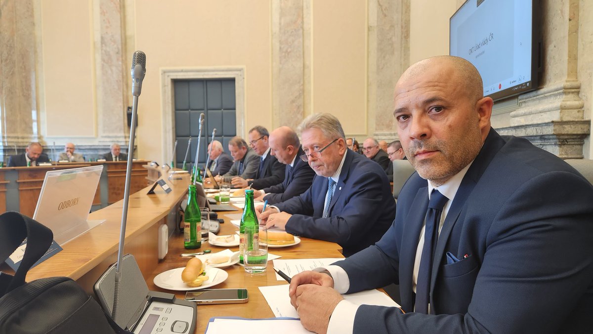 Josef Středula (@jstredula) on Twitter photo Jednání <a href="/tripartita_cz/">tripartita</a> bylo zahájeno. Prvním bodem jednání je "balíček", který představila vláda na čtvrteční TK. Jednání <a href="/tripartita_cz/">tripartita</a> bylo zahájeno. Prvním bodem jednání je "balíček", který představila vláda na čtvrteční TK.