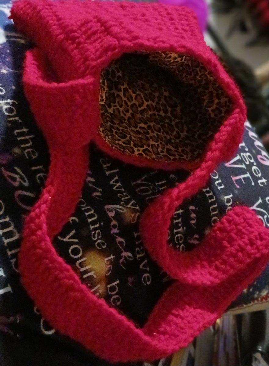 AlazeMade's tweet image. I just amaze myself. I crocheted me a purse. 🧶🪡🧵 Literally made every piece of this beauty and put the fabric in myself. 🥰 #crochetcreations #handmadegifts #leopardprint #jw #creativeart #arttherapy
