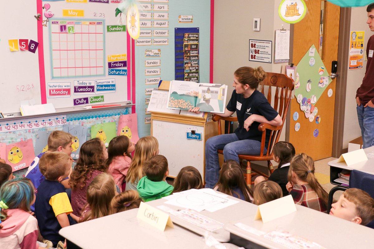 SGSchoolNews's tweet image. NSE&apos;s 1st &amp;amp; 2nd graders participated in Trades Showcase Day. SGAHS students talked with the elementary students about their STEM classes and future trade careers. They read books about a trade, brought tools, &amp;amp; handed out STEM-themed coloring pages. #LearningWithoutLimits