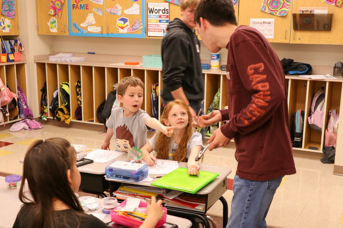 SGSchoolNews's tweet image. NSE&apos;s 1st &amp;amp; 2nd graders participated in Trades Showcase Day. SGAHS students talked with the elementary students about their STEM classes and future trade careers. They read books about a trade, brought tools, &amp;amp; handed out STEM-themed coloring pages. #LearningWithoutLimits