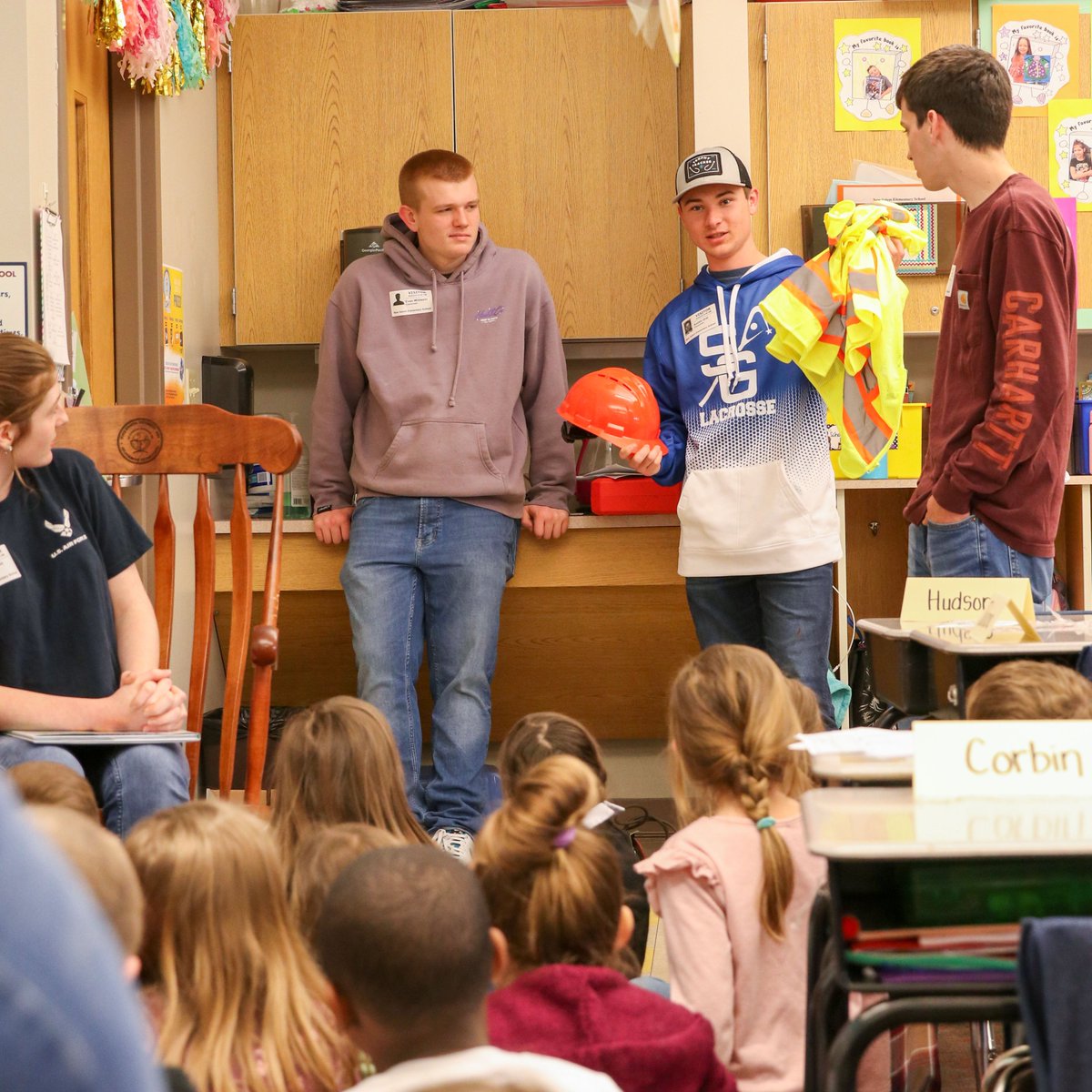 SGSchoolNews's tweet image. NSE&apos;s 1st &amp;amp; 2nd graders participated in Trades Showcase Day. SGAHS students talked with the elementary students about their STEM classes and future trade careers. They read books about a trade, brought tools, &amp;amp; handed out STEM-themed coloring pages. #LearningWithoutLimits