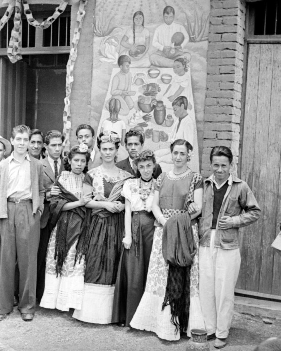¡Hoy desde la #CasaAzul 💙celebramos el Día del Maestro! Un día especial para reconocer el trabajo incansable de aquellos que dedican su vida a la educación. 

Resaltamos a #FridaKahlo 🌺 como profesora de arte, al contribuir en la formación de una nueva generación de artistas.