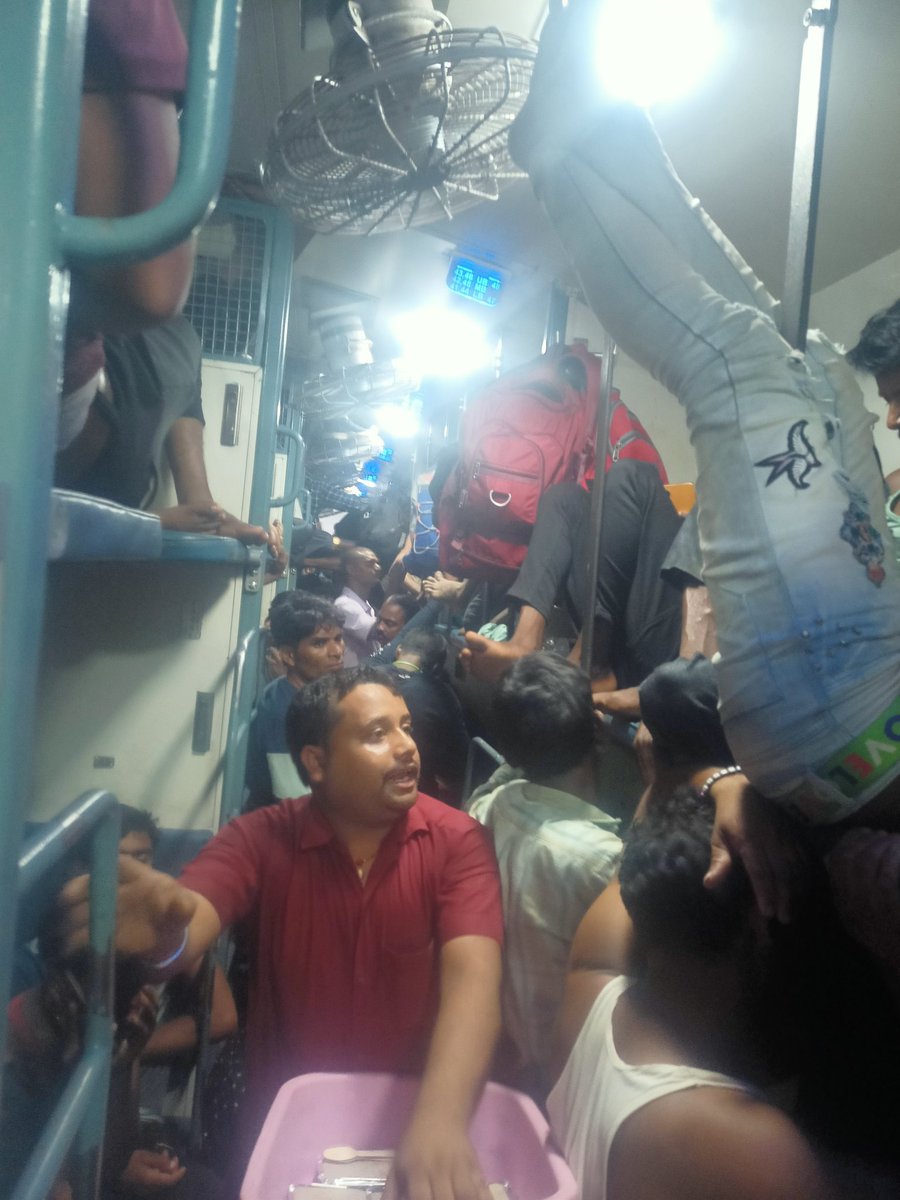 Facts_47's tweet photo. @RailMinIndia @nationalrailenq @RailwaySeva @AshwiniVaishnaw PNR 6316047124 माननीय रेल मंत्री अभी हम Alappuzha express  से यात्रा कर रहे महोदय इस Train के sleeper Coach में इतना भीड़ है की हम यहां से शौचालय तक भी नहीं जा सकते । सारे लोग यहां परेशान हैं । कृपया इसे ठीक किया जाए। https://t.co/mGO6ivXTlY