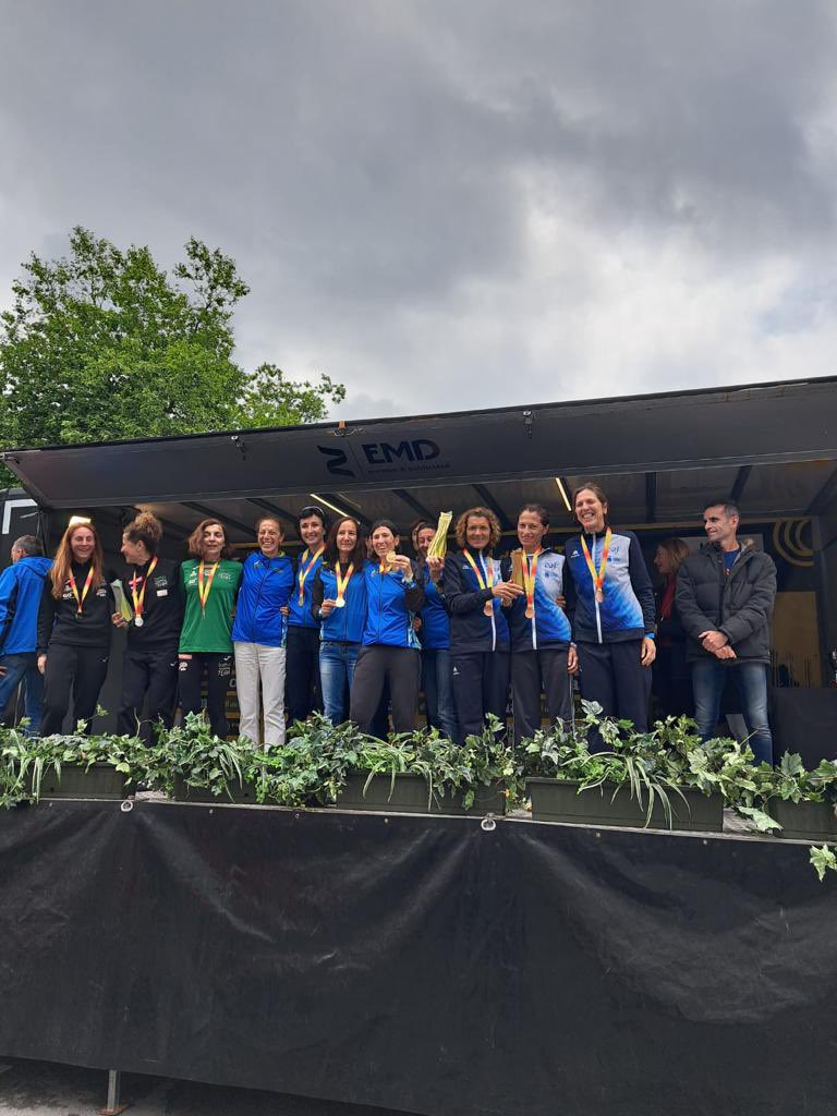 Campeonato de España Máster. Nuestros representantes dándolo todo por Santander. Jesús,
Inma, Carmen y Mar.
Jesús, puesto 33 en M45 con 1h17 y las chicas consiguieron medalla de bronce por equipos con unos tienpos de 1h31. 1h31 y 1h33 en M45-54.  Enhorabuena 💪🏽💪🏽💪🏽