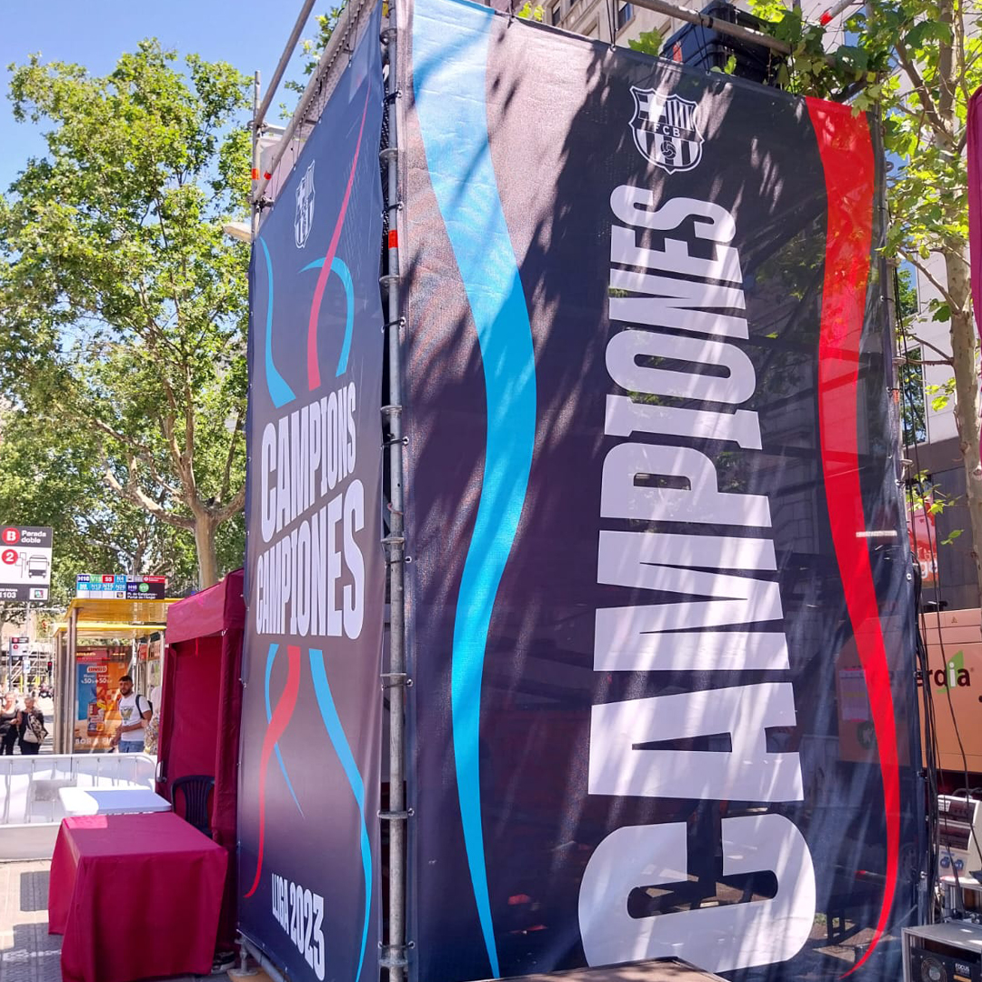 HomsRentals's tweet image. Muntem 3 #estructures de 5 m d’alçada per la rua del FC Barcelona⚽️

El #barça celebrarà aquesta tarda les lligues guanyades🏆tant en la secció masculina com en la femenina

Des d’aquestes #bastidestorre, un equip de DJ🎧 posarà la música a aquesta festa pels carrers de la ciutat