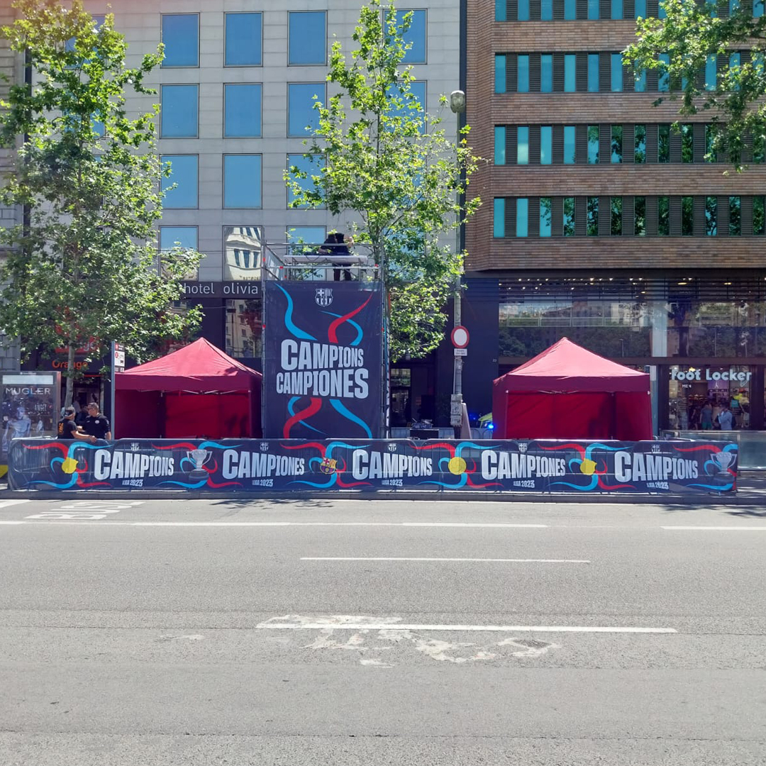 HomsRentals's tweet image. Muntem 3 #estructures de 5 m d’alçada per la rua del FC Barcelona⚽️

El #barça celebrarà aquesta tarda les lligues guanyades🏆tant en la secció masculina com en la femenina

Des d’aquestes #bastidestorre, un equip de DJ🎧 posarà la música a aquesta festa pels carrers de la ciutat