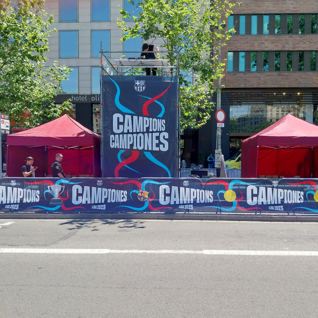 HomsRentals's tweet image. Muntem 3 #estructures de 5 m d’alçada per la rua del FC Barcelona⚽️

El #barça celebrarà aquesta tarda les lligues guanyades🏆tant en la secció masculina com en la femenina

Des d’aquestes #bastidestorre, un equip de DJ🎧 posarà la música a aquesta festa pels carrers de la ciutat