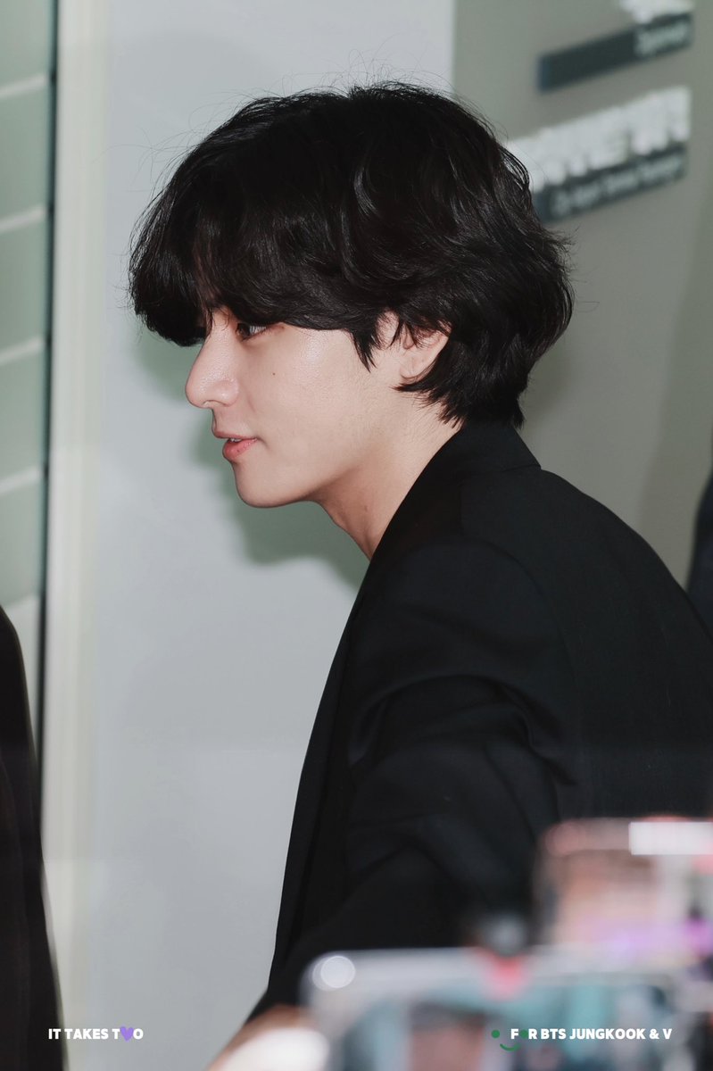 ItTakesTwoKookV's tweet photo. 230515 출국🐯
🍞🍞🍞

#TAEHYUNG
#태형 @BTS_twt https://t.co/0s2fdUEyTW