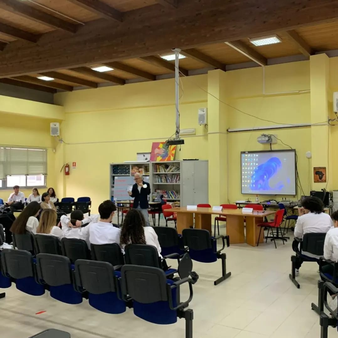 Vox_Musei's tweet photo. Noi del team Vox Musei abbiamo tenuto una conferenza nell'aula magna della nostra scuola con il dott. Cangianiello, la dott.ssa Marino e il dott. Di Cresenzo per concludere il nostro percorso Asoc. Ringraziamo tutti per il sostegno che ci avete dato. #asoc2223 #opencoesione https://t.co/KSqWKI0HY2