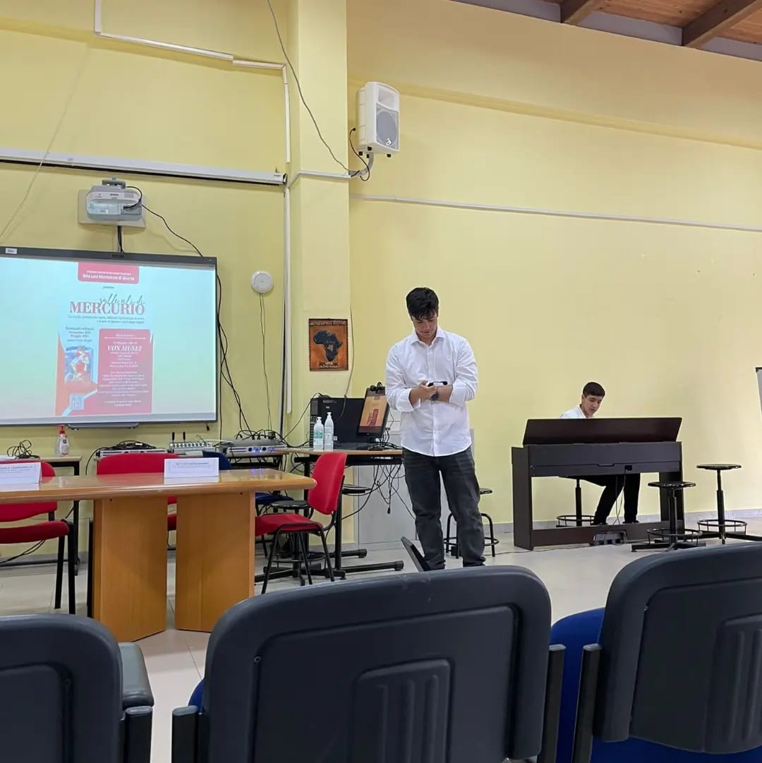 Vox_Musei's tweet photo. Noi del team Vox Musei abbiamo tenuto una conferenza nell'aula magna della nostra scuola con il dott. Cangianiello, la dott.ssa Marino e il dott. Di Cresenzo per concludere il nostro percorso Asoc. Ringraziamo tutti per il sostegno che ci avete dato. #asoc2223 #opencoesione https://t.co/KSqWKI0HY2