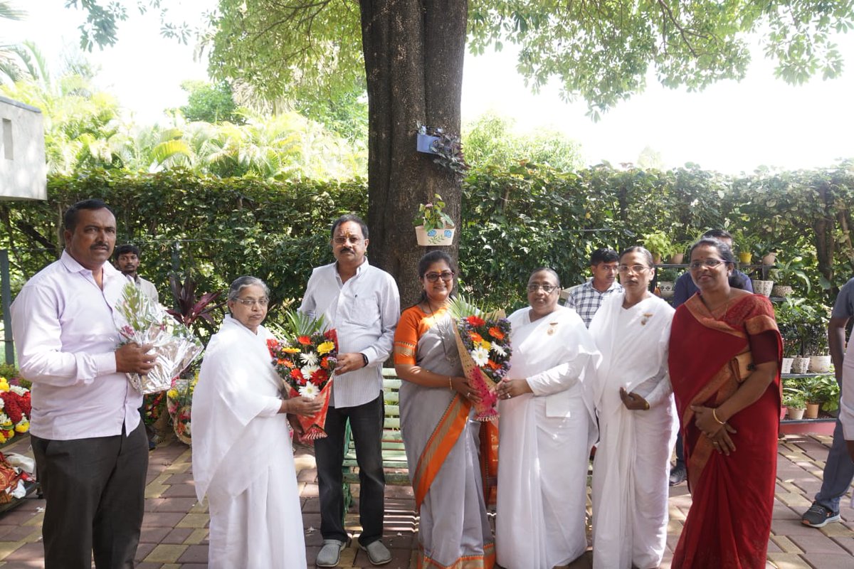 ShashikalaJolle's tweet photo. ವಿಧಾನಸಭಾ ಚುನಾವಣೆಯಲ್ಲಿ ಮೂರನೇ ಬಾರಿಗೆ ನಿಪ್ಪಾಣಿ ಮತಕ್ಷೇತ್ರದ ಜನತೆ ನನ್ನನ್ನು ಗೆಲ್ಲಿಸಿದ ನಿಮಿತ್ತವಾಗಿ ಇಂದು ಪಕ್ಷದ ಕಾರ್ಯಕರ್ತರು, ಸಹೋದರಿಯರು, ಅಭಿಮಾನಿಗಳು ಯಕ್ಸಂಬಾದಲ್ಲಿರುವ ನಮ್ಮ ನಿವಾಸಕ್ಕೆ ಭೇಟಿ ನೀಡಿ, ಅಭಿನಂದನೆ ಸಲ್ಲಿಸಿದ ಕ್ಷಣಗಳು.
#Examba | #Nipani https://t.co/1RGhGMwfYc