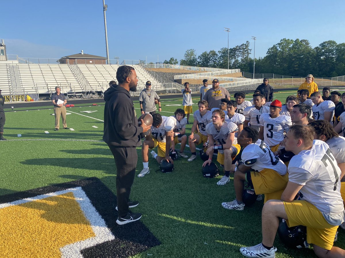 PCoachMetzger's tweet photo. LOVE MONDAY Spring Ball Day 1 ended with my Elite Brother in CHRIST Coach Johnson sharing about CULTURE, to Sr Hot Seat with Aaron Ingraham. Huge thanks to Wake Forest and Barton for coming check us out. All In COMPETE https://t.co/JK6oyNUTu0