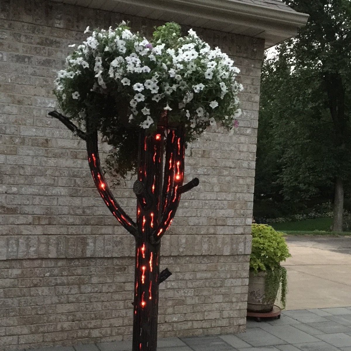 FioreTrees's tweet image. Want to step your #FioreTree design up even more? Add lights! These custom trees can WOW people during the day and at night when they light up with designs from the bark of the tree. #fiore #trees #metalart #italy #artwork #artfrommetal #custom