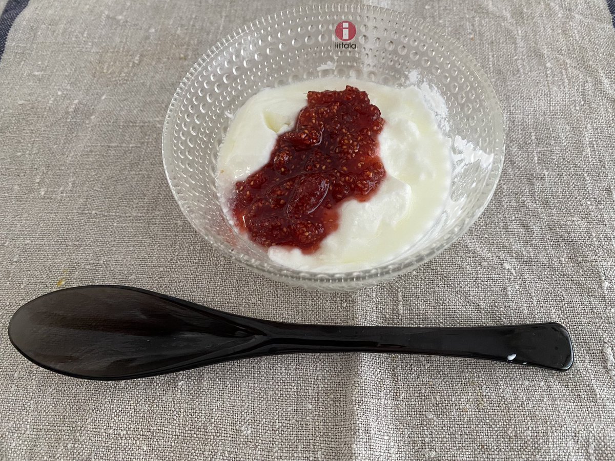 報告が遅れましたが、無事奥さんによる野いちごジャム成功しました。
これはヨーグルトとのジャムセッション。
いちごよりプチプチ感強く、美味しい食感でした。酸味はあまりない。 https://t.co/rmmN4cUgYP