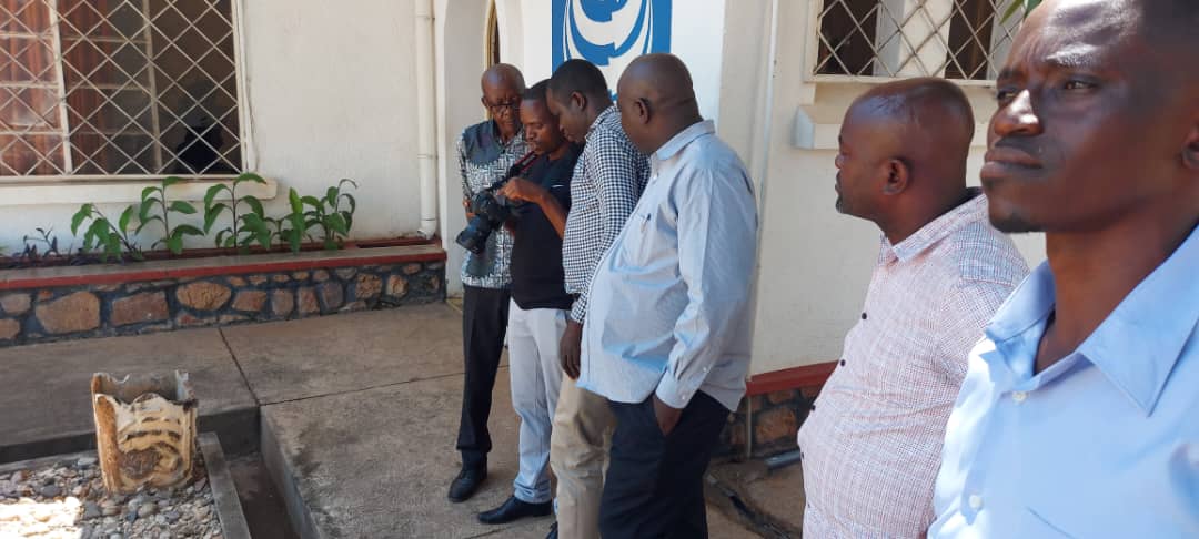 franceauburundi's tweet photo. L'Association burundaise des radiodiffuseurs lance une formation pour techniciens des TV locales sur la prise d'images dans le cadre du projet d'appui à la professionnalisation des medias #PAPROM. Le studio de l'ABR a été rééquipé avec du matériel moderne @franceauburundi https://t.co/5ayhnkMpLg