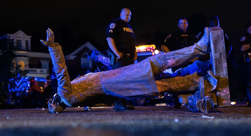 ‌صور ووثائق | جانب من وعي المُجتمعات في أمريكا وبريطانيا، تم إسقاط وإزالة تماثيل دكتاتوريّة قمعيّة من بلدانهم، هكذا هي الحضارة والثّقافة.. لا مكان للظالمين والطغاة بيننا!

#يسقط_صنم_المنصور