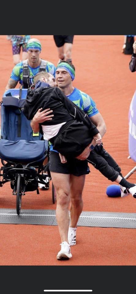 The city of #Leeds came out in numbers to support their son! Former rugby player diagnosed with motor neurone disease in 2019. Kevin Sinfield is a phenomenal friend #RobBurrowLeedsMarathon #number7