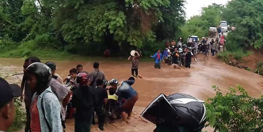 bnionline1's tweet photo. Massive exodus as Military Council launches attacks amidst Cyclone #Mocha in Kani and Khin-U near Sittwe Rakhine

Residents of Kani and Khin-U townships in Sagaing Region have been forced to flee to safety, due to combat operations conducted by the Military Council, coinciding https://t.co/Fe0Cvhd7vg