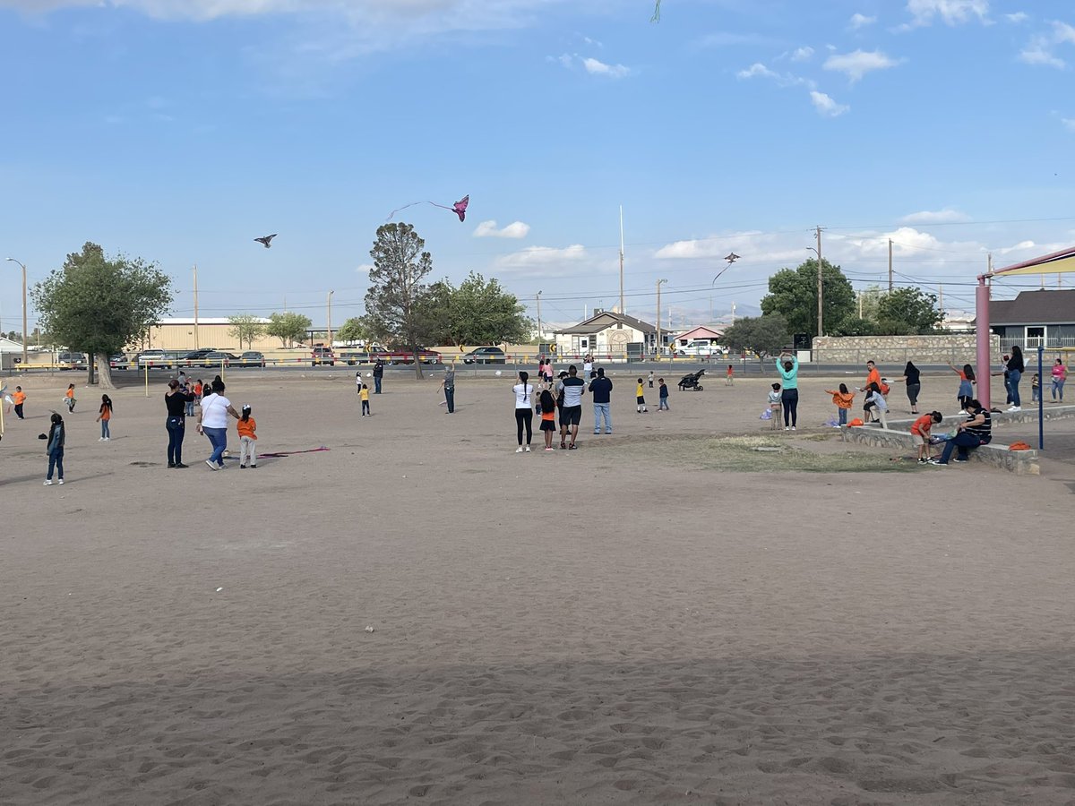 Greg_M_Hatch's tweet photo. It’s #KiteDay @Hueco_ES Beautiful morning with our scholars and their parents #TeamSISD #WelcomeToTheSolarSystem https://t.co/ljDmFiIHcK