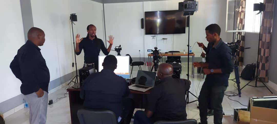 franceauburundi's tweet photo. 2e semaine de formation pour les techniciens de @Ulbuja @UB_Rumuri &amp; @ult_bi sur les fondamentaux en audiovisuel. Les 3 universités ont bénéficié de matériels du projet d'appui à la professionnalisation des médias #PAPROM @franceauburundi https://t.co/6X8RLwJE1v
