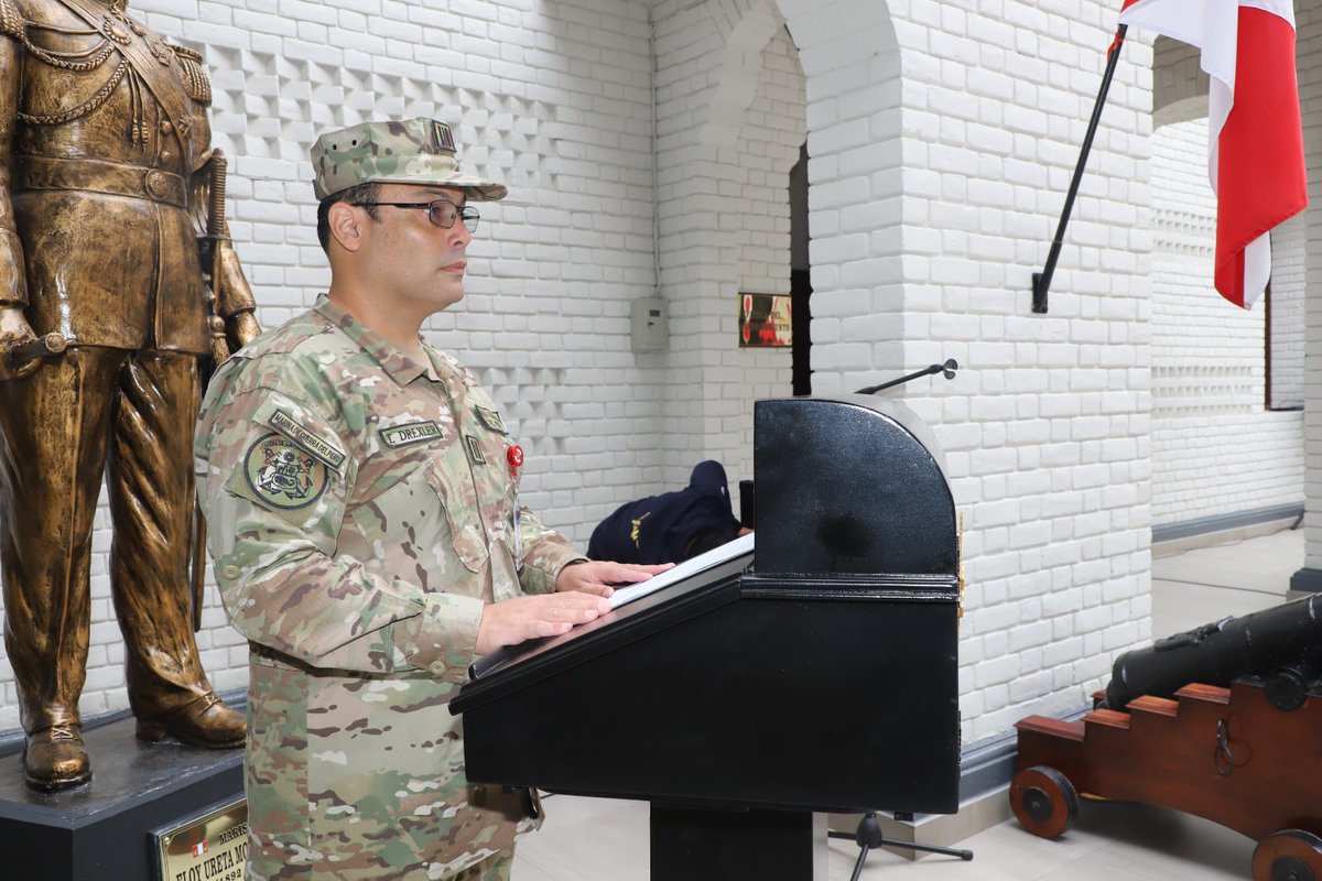 Hoy, durante la ceremonia de #izamiento del pabellón nacional en el #CCFFAA, se disertó sobre el sacrificio, valor siempre presente en toda la labor realizada por las #FuerzasArmadas, como en aquella gesta heroica en el Combate Naval de Iquique,... 1/2