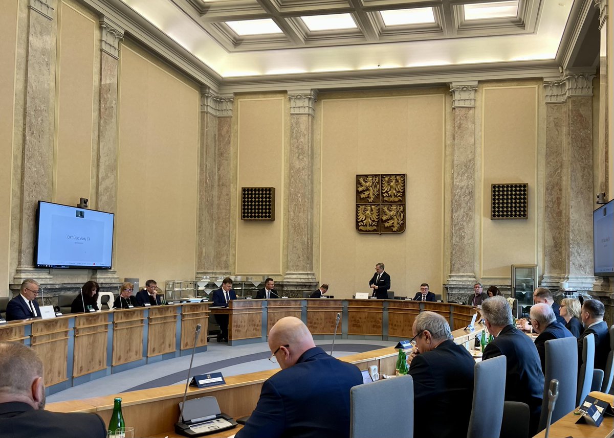 #tripartita: Zaměstnavatelé si uvědomují neudržitelný stav veřejných financí a podporují nutnost jejich konsolidace. Návrh konsolidačního balíčku však dopadá na konkurenceschopnost firem v ČR a obsahuje i opatření, která nepřispějí růstu naší ekonomiky, upozorňuje J. Hanák.