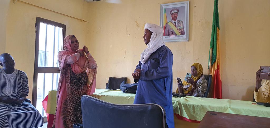 AMADAN_HIOR's tweet photo. #Mali #Menaka
Rencontre avec #Nasroune_Walet_Ouefane
Directrice exécutive de l’ONG #ASDEMIN
les échanges on porter réconcilier le jeunesses chaque commune.
-aider les jeunesse s'organiser
-financier les projets des jeunesse https://t.co/UMwEM6BrYb