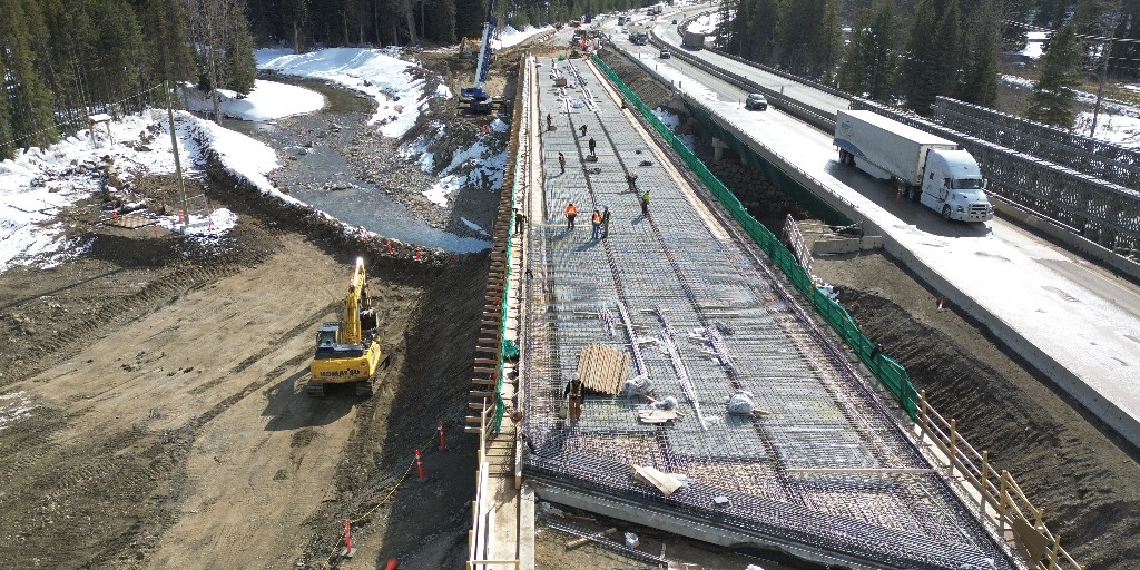 kiewit's tweet photo. Progress continues on Highway 5 in British Columbia as crews work on completing three permanent bridges.

Right now, it’s spring nesting season for barn swallows, so workers are installing netting on old bridges that will be demolished to prevent any nesting. https://t.co/4jyYlUPAiG