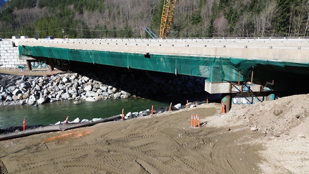 kiewit's tweet photo. Progress continues on Highway 5 in British Columbia as crews work on completing three permanent bridges.

Right now, it’s spring nesting season for barn swallows, so workers are installing netting on old bridges that will be demolished to prevent any nesting. https://t.co/4jyYlUPAiG