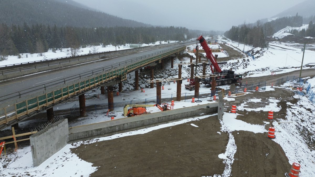 kiewit's tweet photo. Progress continues on Highway 5 in British Columbia as crews work on completing three permanent bridges.

Right now, it’s spring nesting season for barn swallows, so workers are installing netting on old bridges that will be demolished to prevent any nesting. https://t.co/4jyYlUPAiG