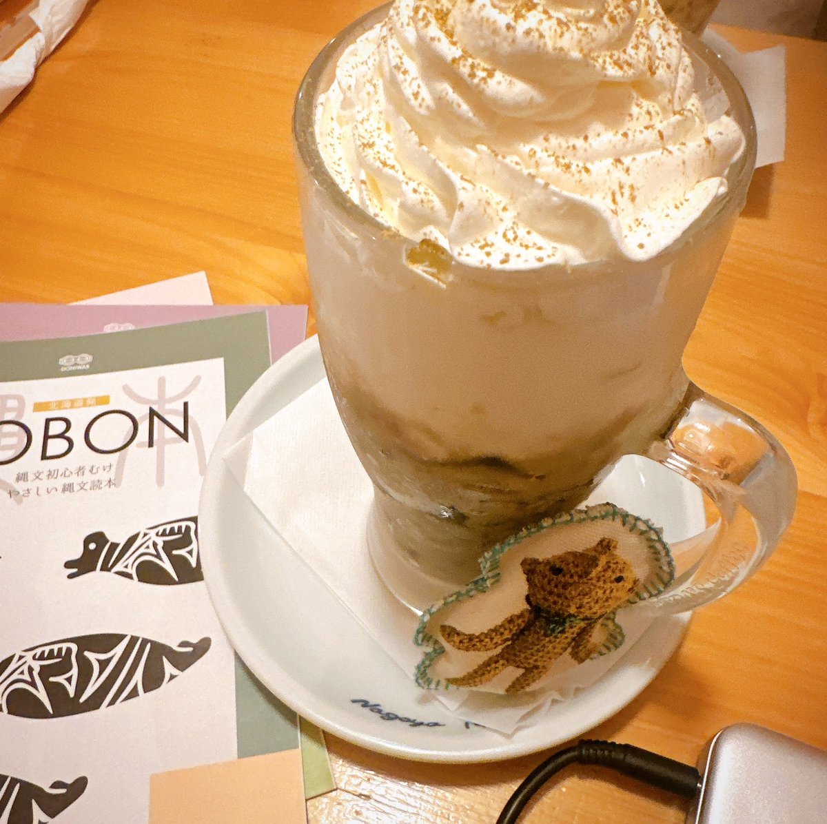 doniwab's tweet photo. 次のJOBONの打ち合わせ!
黒曜石のようなコーヒーゼリーのドリンクは、クリームがもりもりでおなかいっぱいになりました( ´~` )
#JOBON #縄本 #縄文 #黒曜石 #ドニワ部 #北の縄文道民会議 https://t.co/ALj6U7KwQX